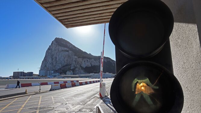 El Peñón de Gibraltar, visto desde el puesto de control aduanero.