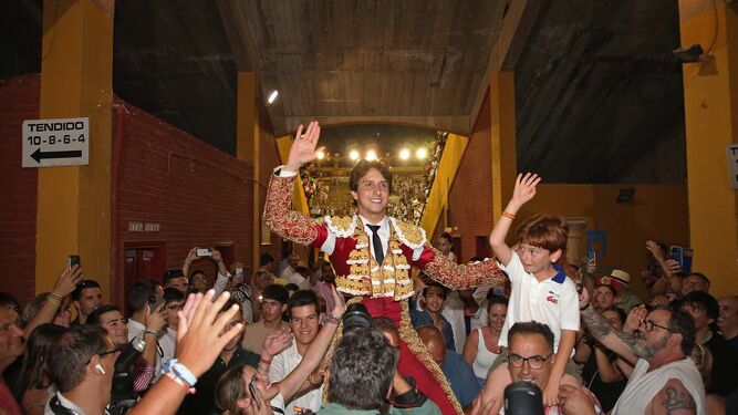 El peruano Andrés Roca Rey, a hombros de la plaza de Las Palomas en 2023.