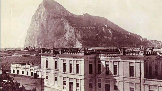 El acuartelamiento General Ballesteros de La Línea de la Concepción con el peñón de Gibraltar al fondo.