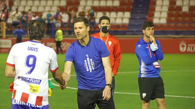 Xabi Alonso saluda a Ubis, entonces en el Algeciras CF,  en Almendralejo