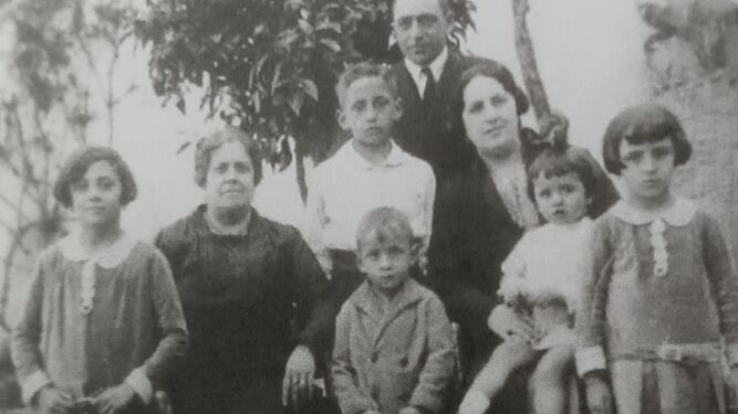 El médico de Jimena José Montero con su familia.